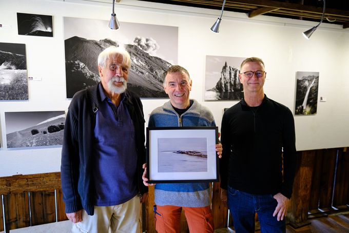La ludze reçoit son 500ème visiteur le 17 septembre 2022. De gauche à droite: Michel Badan animateur du lieu, Frédéric Lüthi le 500ème visiteur avec l'oeuvre qu'il a choisie, Xavier Pasche, photographe, exposant du jour.